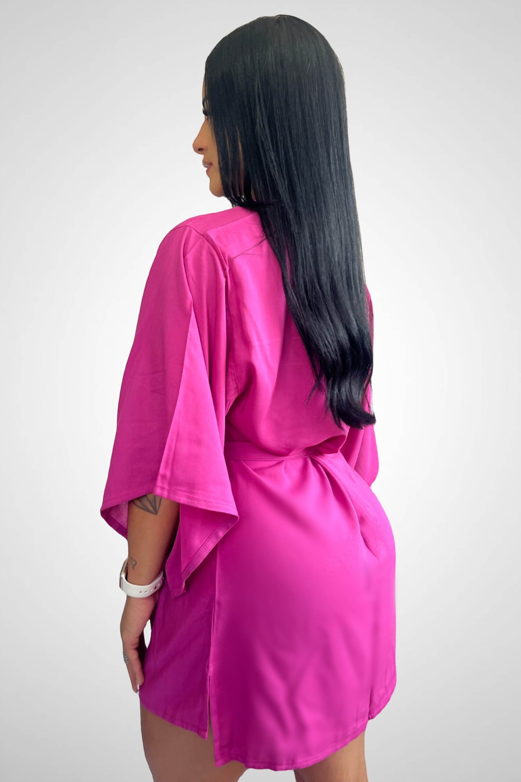 Saída de Praia modelo Kimono Rosa com faixa para amarração na cintura Tecido: Viscose Composição: 100% Viscose Coleção: Verão 2024 Disponível nos tamanhos: P M G