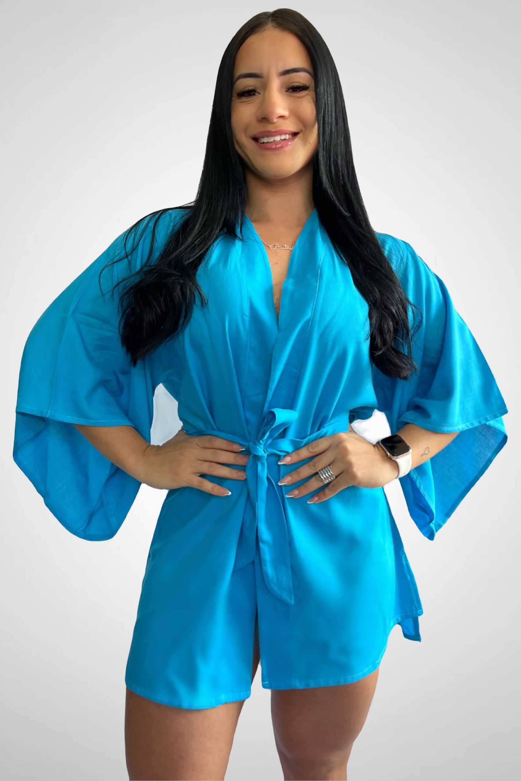 Saída de Praia modelo Kimono Azul com faixa para amarração na cintura Tecido: Viscose Composição: 100% Viscose Coleção: Verão 2024 Disponível nos tamanhos: P M G