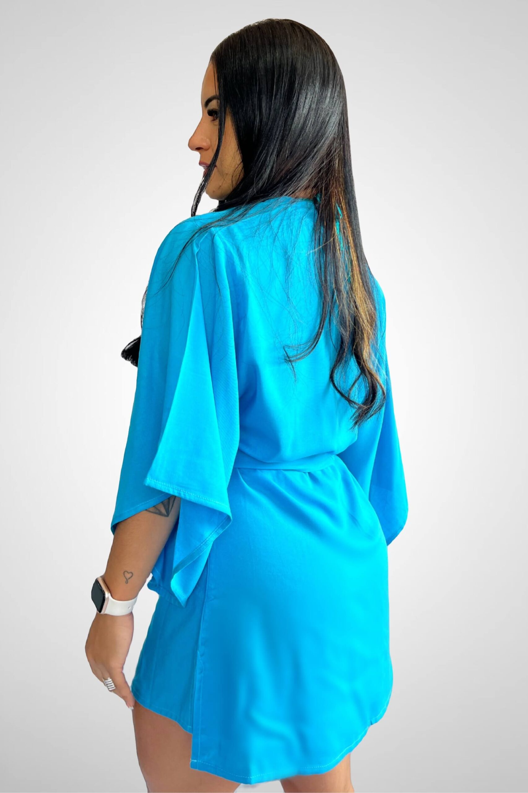 Saída de Praia modelo Kimono Azul com faixa para amarração na cintura Tecido: Viscose Composição: 100% Viscose Coleção: Verão 2024 Disponível nos tamanhos: P M G