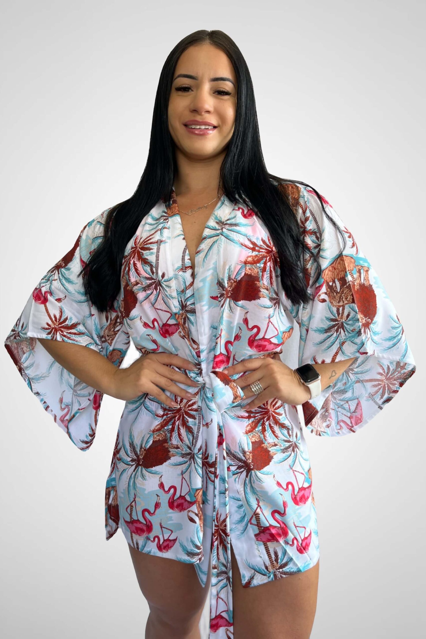 Saída de Praia modelo Kimono Flamingo com faixa para amarração na cintura Tecido: Viscose Composição: 100% Viscose Coleção: Verão 2024 Disponível nos tamanhos: P M G  Uma peça que combina fluidez, sofisticação e um toque de luxo para elevar o seu estilo.