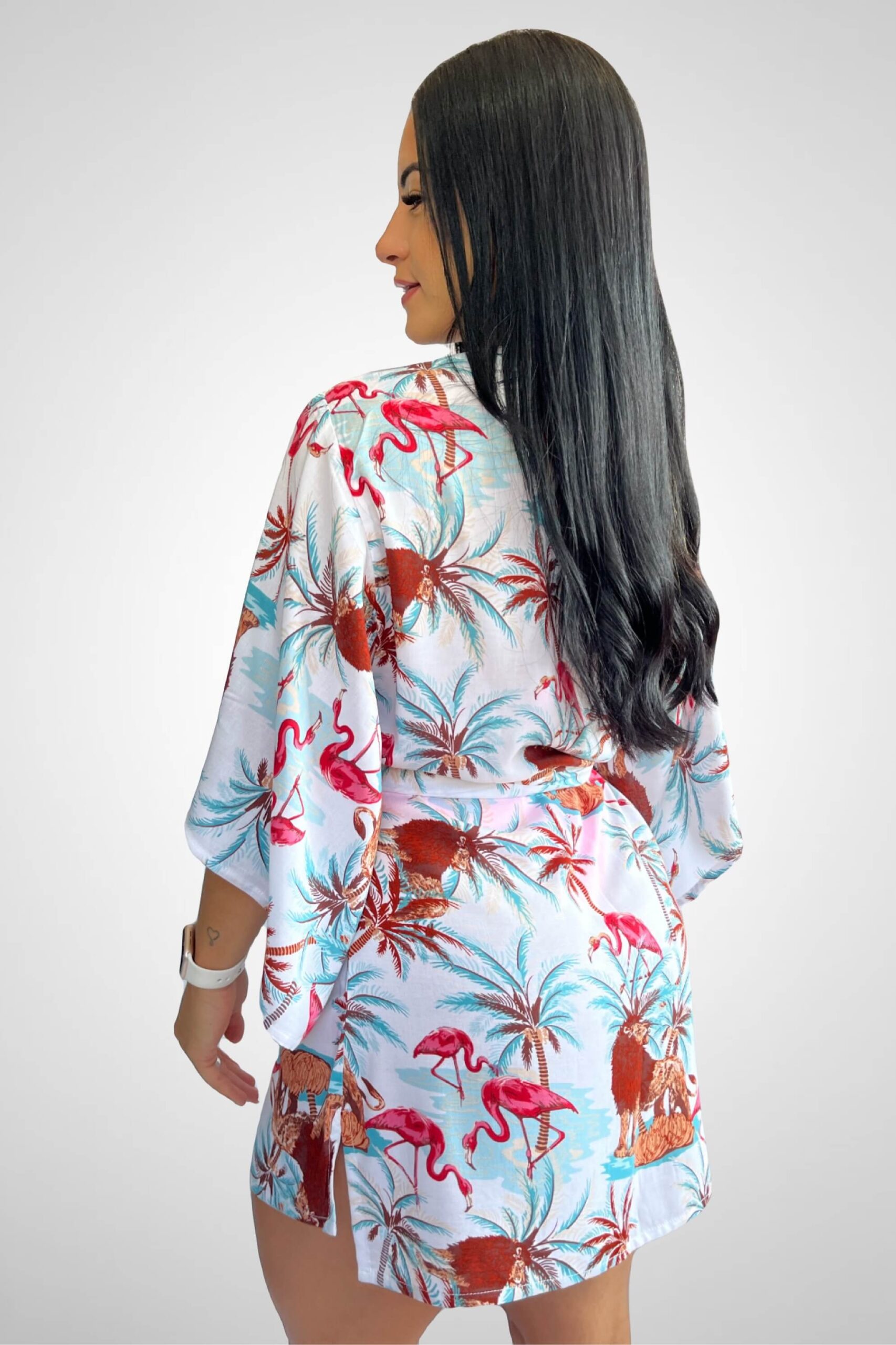 Saída de Praia modelo Kimono Flamingo com faixa para amarração na cintura Tecido: Viscose Composição: 100% Viscose Coleção: Verão 2024 Disponível nos tamanhos: P M G  Uma peça que combina fluidez, sofisticação e um toque de luxo para elevar o seu estilo.