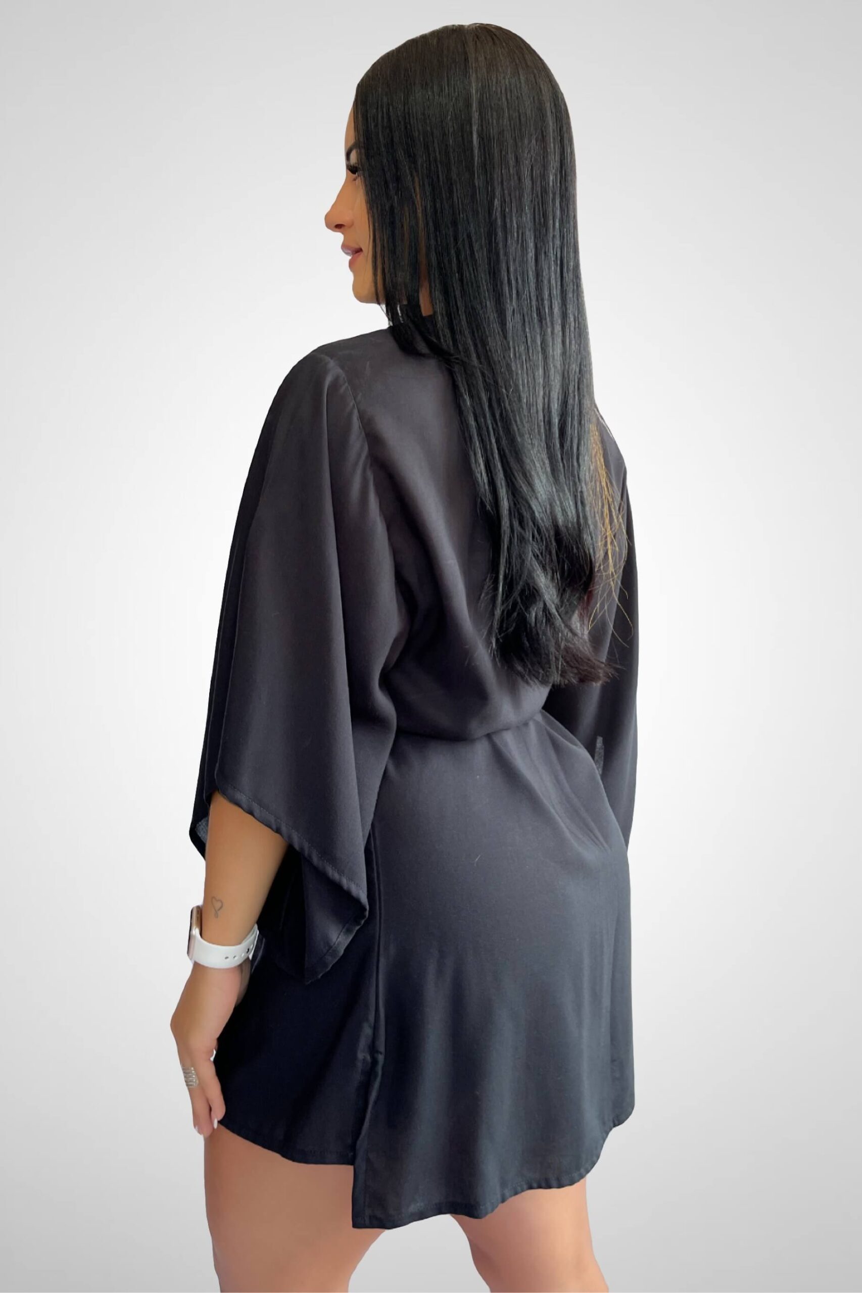 Saída de Praia modelo Kimono Preto com faixa para amarração na cintura Tecido: Viscose Composição: 100% Viscose Coleção: Verão 2024 Disponível nos tamanhos: P M G  Uma peça que combina fluidez, sofisticação e um toque de luxo para elevar o seu estilo.