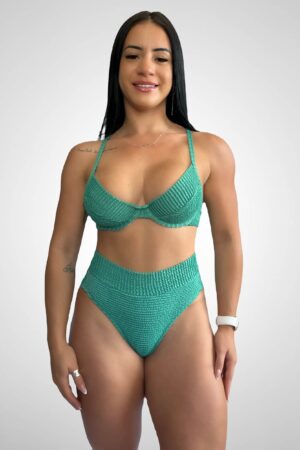 Conjunto Biquini Top Meia Taça com aro de metal, que proporciona sustentação e conforto e Calcinha Alta Semi-fio Duplo Verde Tecido: Texturizado Mônaco Composição: 82,30% Poliamida e 17,70% Elastano. Coleção: Verão 2024 Disponível nos tamanhos: P M G GG Feito no Brasil