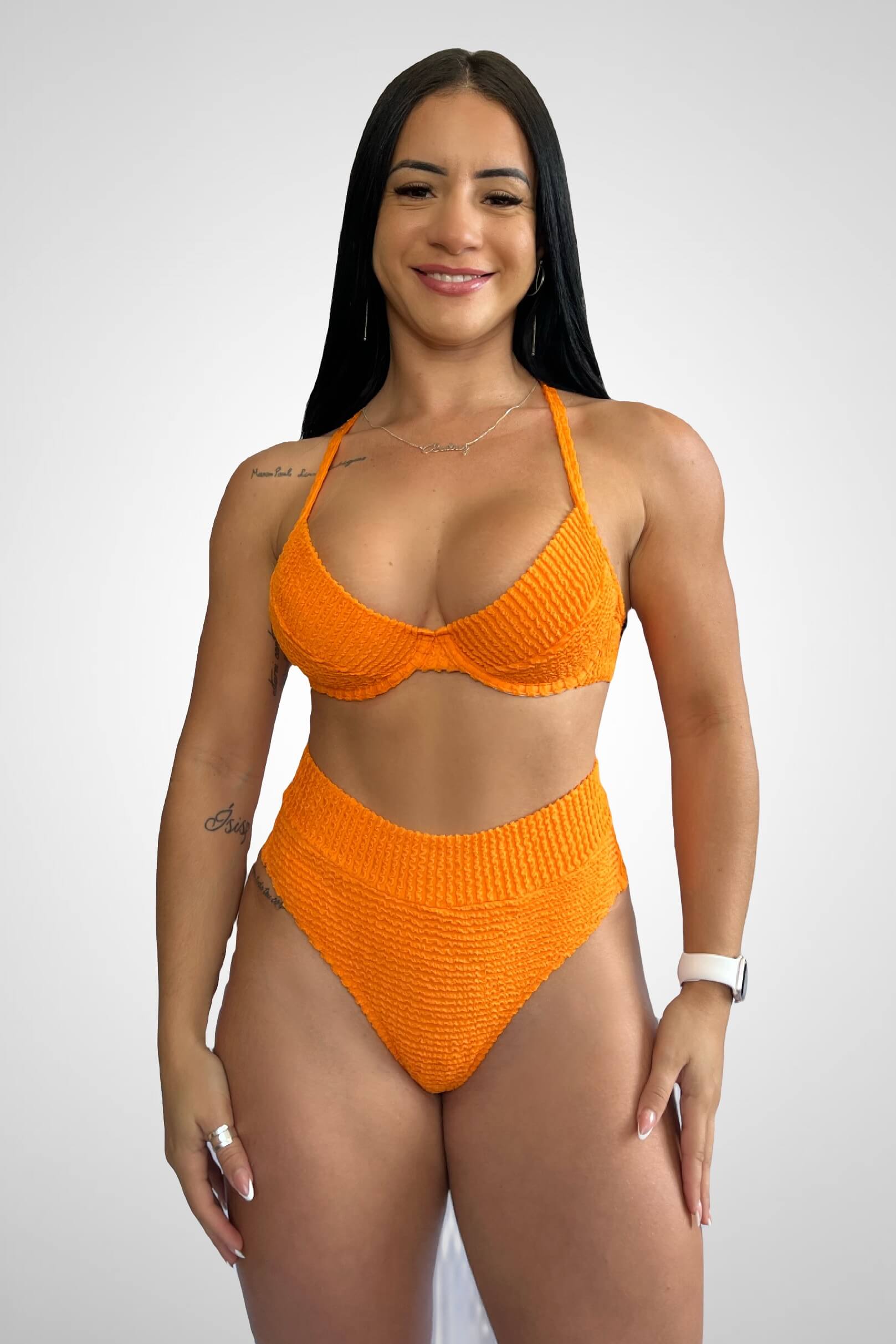 Conjunto Biquini Top Meia Taça com aro de metal, que proporciona sustentação e conforto e Calcinha Alta Semi-fio Duplo Laranja Tecido: Texturizado Mônaco Composição: 82,30% Poliamida e 17,70% Elastano. Coleção: Verão 2024 Disponível nos tamanhos: P M G GG Feito no Brasil