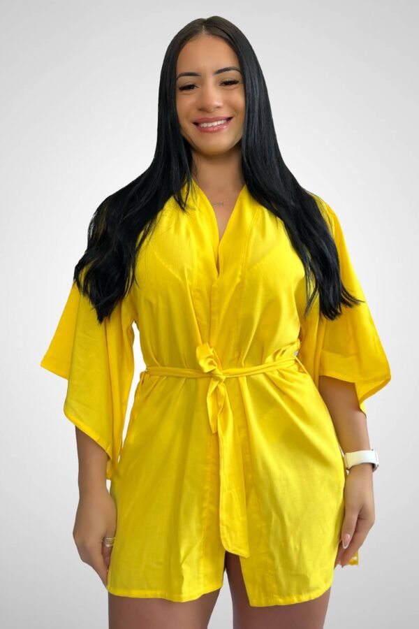 Saída de Praia modelo Kimono Amarelo com faixa para amarração na cintura Tecido: Viscose Composição: 100% Viscose Coleção: Verão 2024 Disponível nos tamanhos: P M G  Uma peça que combina fluidez, sofisticação e um toque de luxo para elevar o seu estilo.