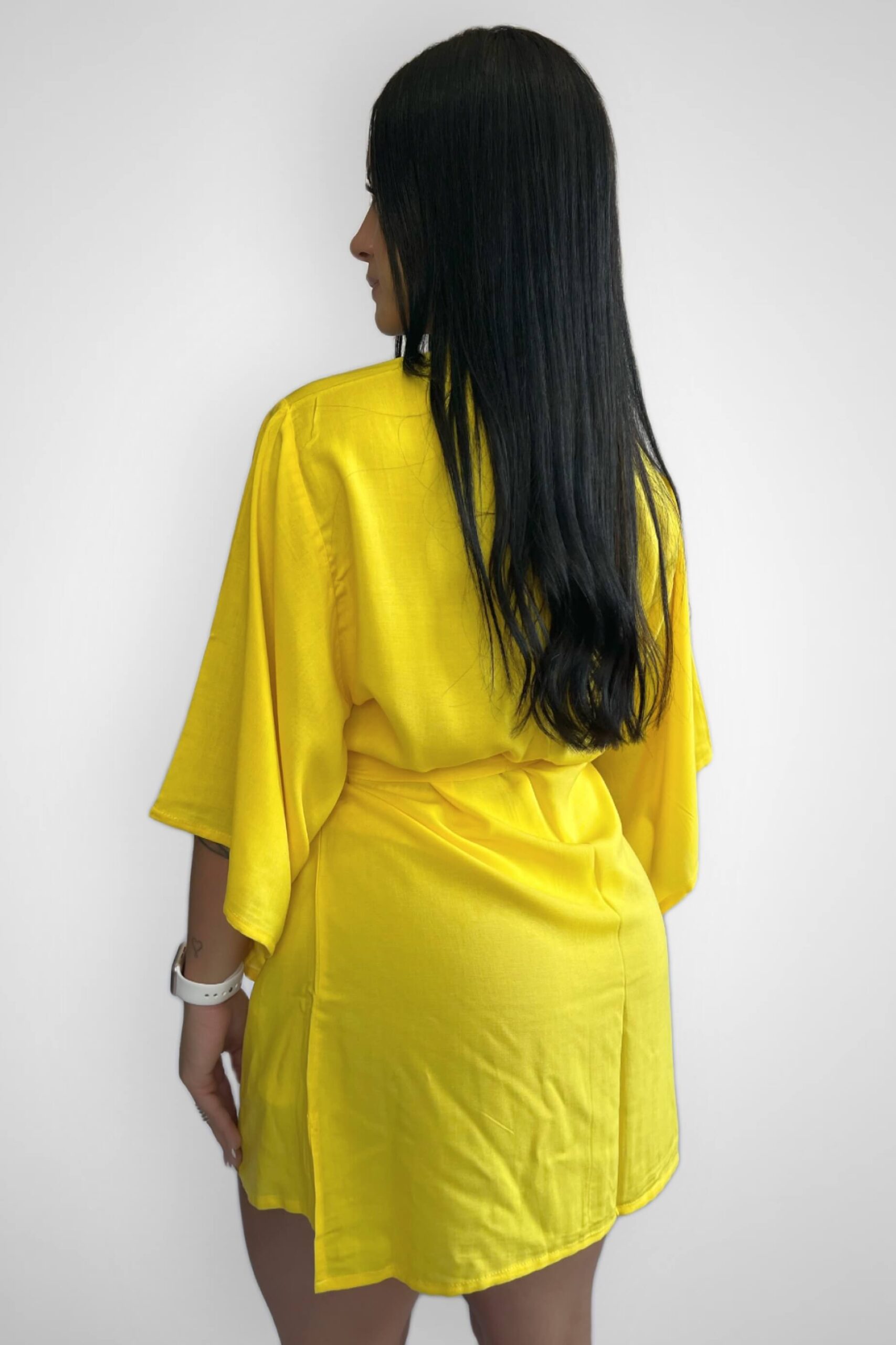 Saída de Praia modelo Kimono Amarelo com faixa para amarração na cintura Tecido: Viscose Composição: 100% Viscose Coleção: Verão 2024 Disponível nos tamanhos: P M G  Uma peça que combina fluidez, sofisticação e um toque de luxo para elevar o seu estilo.