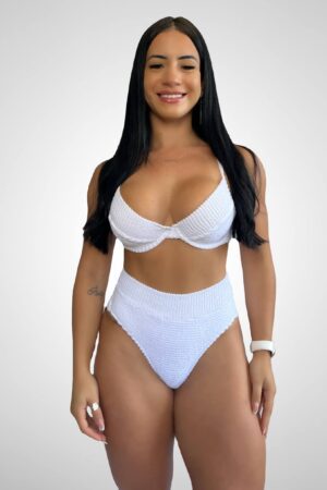 Conjunto Biquini Top Meia Taça com aro de metal, que proporciona sustentação e conforto e Calcinha Alta Semi-fio Duplo Branco Tecido: Texturizado Mônaco Composição: 82,30% Poliamida e 17,70% Elastano. Coleção: Verão 2024 Disponível nos tamanhos: P M G GG Feito no Brasil