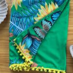 Canga com pompom Sunflower Tecido: Viscose Composição: 100% Viscose Coleção: Verão 2024 Disponível nos tamanhos: U Dimensões: (1,70m x 1,20m) Feito no Brasil É pensando em nossas clientes que utilizamos os tecidos de melhor qualidade da região em todos os nossos produtos. Com essa canga você tem a possibilidade de ousa com criatividade fazendo diferentes amarrações