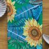 Canga com pompom Sunflower Tecido: Viscose Composição: 100% Viscose Coleção: Verão 2024 Disponível nos tamanhos: U Dimensões: (1,70m x 1,20m) Feito no Brasil É pensando em nossas clientes que utilizamos os tecidos de melhor qualidade da região em todos os nossos produtos. Com essa canga você tem a possibilidade de ousa com criatividade fazendo diferentes amarrações