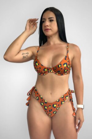 Conjunto Biquini Top Meia Taça com aro de metal, que proporciona sustentação e conforto e Calcinha Laço Fio Duplo estampado Oncinha Tecido: Micro Beach Rosset Composição: 86% Poliamida 14% Elastano. Coleção: Verão 2024 Disponível nos tamanhos: P M G